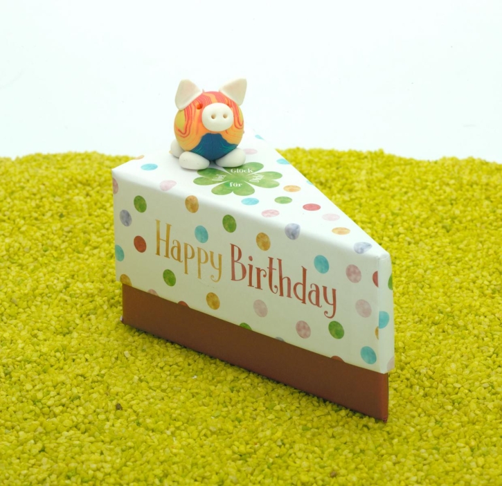 Geschenkschachtel Tortenstück mit Glücksschweinchen - Happy Birthday